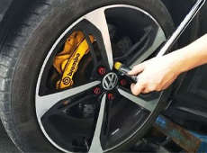 汽修安裝預(yù)置扭矩扳手案例